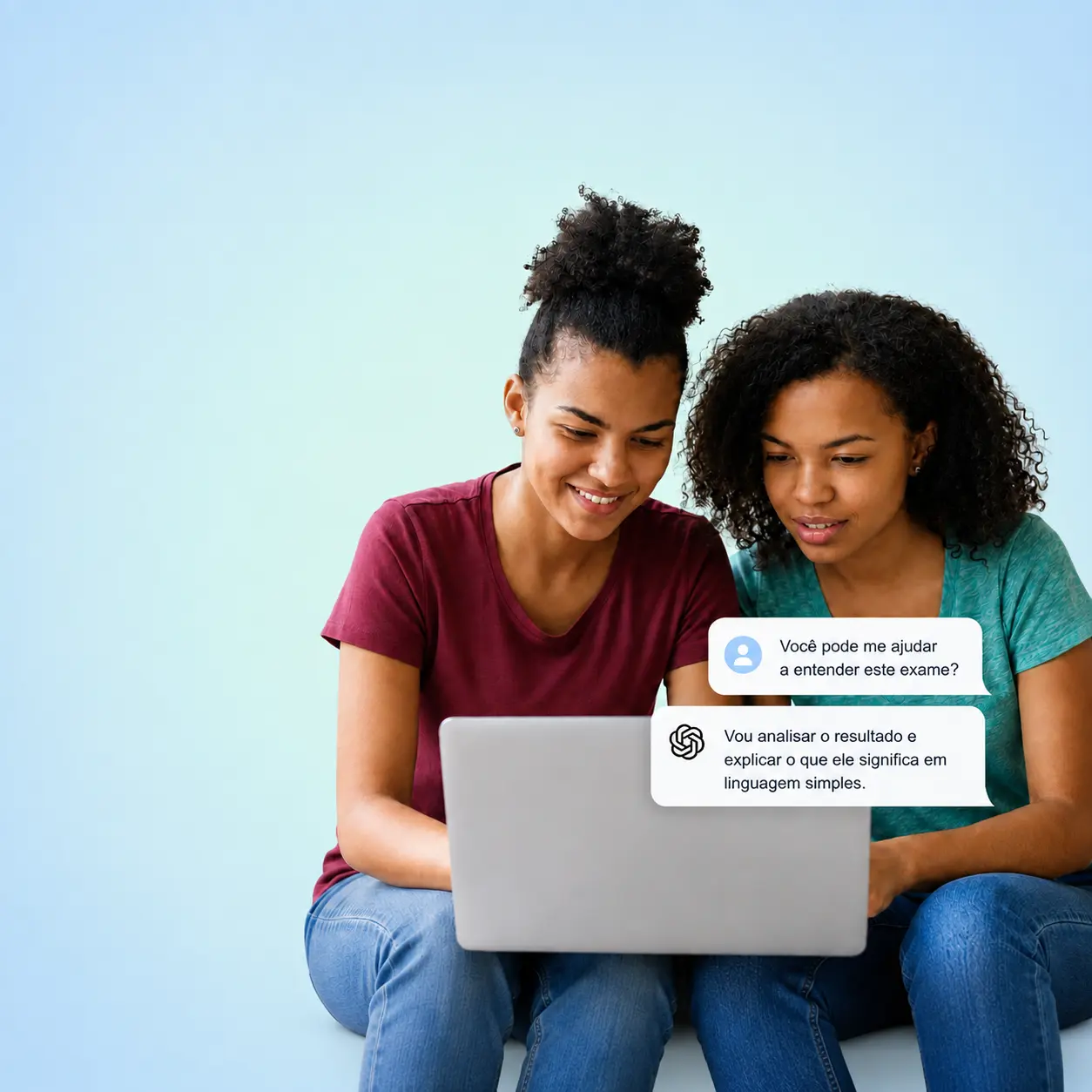 Duas mulheres olhando um laptop, tirando dúvidas de saúde com apoio do +Cuidado